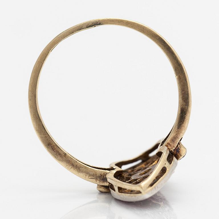 An 18K gold ring, brilliant- and single cut diamonds ca- 0.43 ct in total and rubies.