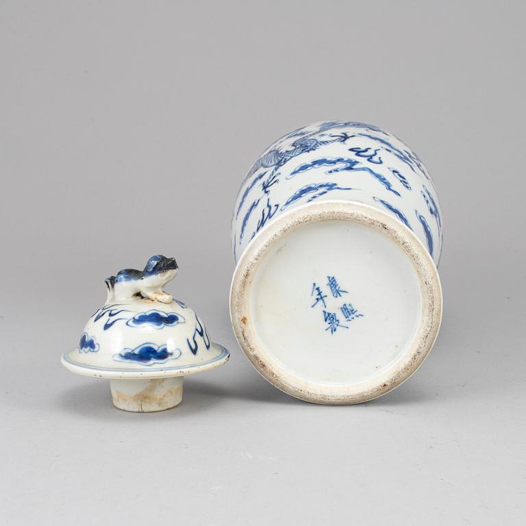 A blue and white porcelain vase with cover, Qing dynasty, late 19th century.