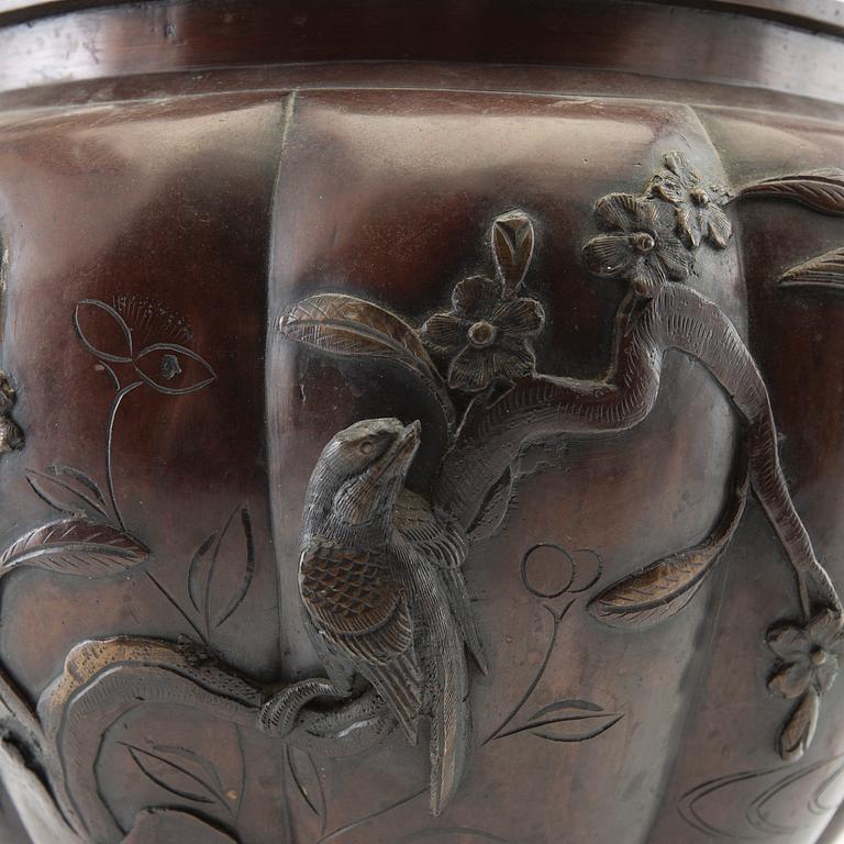 A Japanese bronze flower pots, Meiji period (1868-1912).