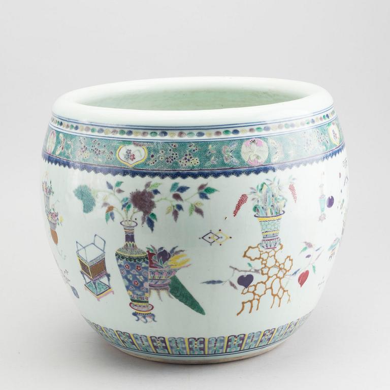 A 19th century Chinese porcelain fish bassin.