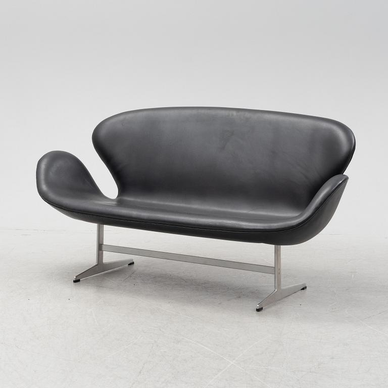 Arne Jacobsen, a 'Svanen/Swan-sofa' from Fritz Hansen, Denmark, late 20th Century.