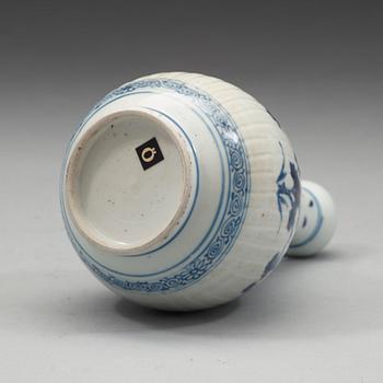 FLASKA, porslin. Qingdynastin, Kangxi (1662-1722).