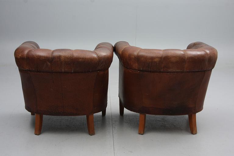 CLUBFÅTÖLJER, ett par, 1900-tal.