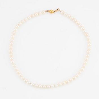 Cultured pearl necklace with 18K gold clasp.