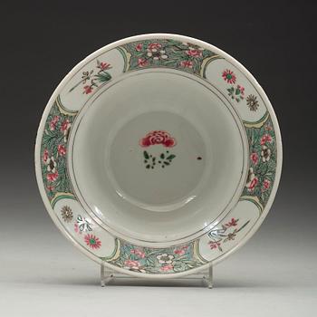 SKÅL, porslin. Qingdynastin, Kangxi (1662-1722).
