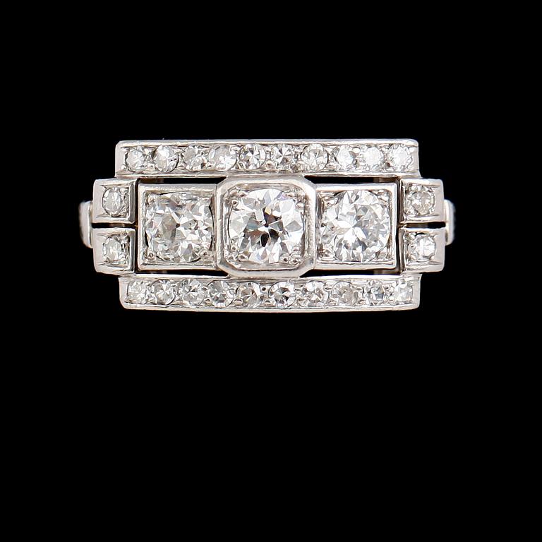 RING, 18 k vitguld, antik- och 8/8 slipade diamanter tot ca 1.10 ct. CF Carlman Stockholm 1938.