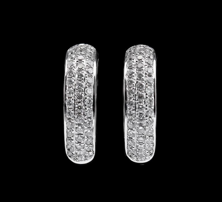 A PAIR OF EARRINGS, brilliant cut diamonds c. 0.58 ct. 18K white gold. Weight 5 g.