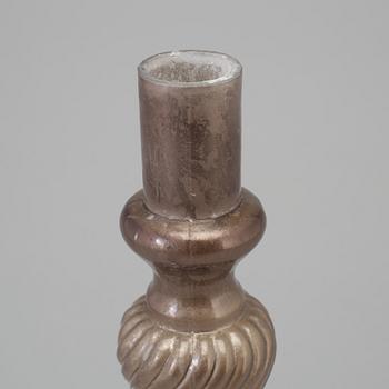 AN 18TH CENTURY GLASS CANDLESTICK.