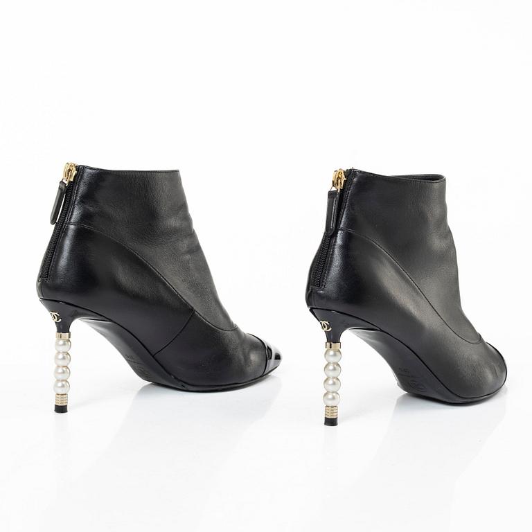 Chanel, ankle boots, size 37C.