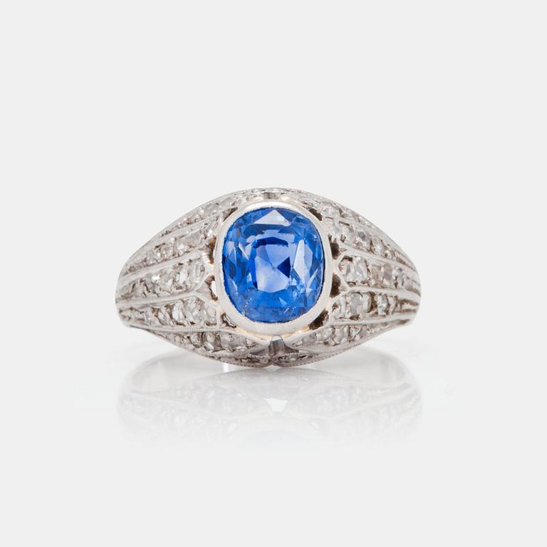RING med safir ca 2.50 ct samt rosenslipade diamanter.