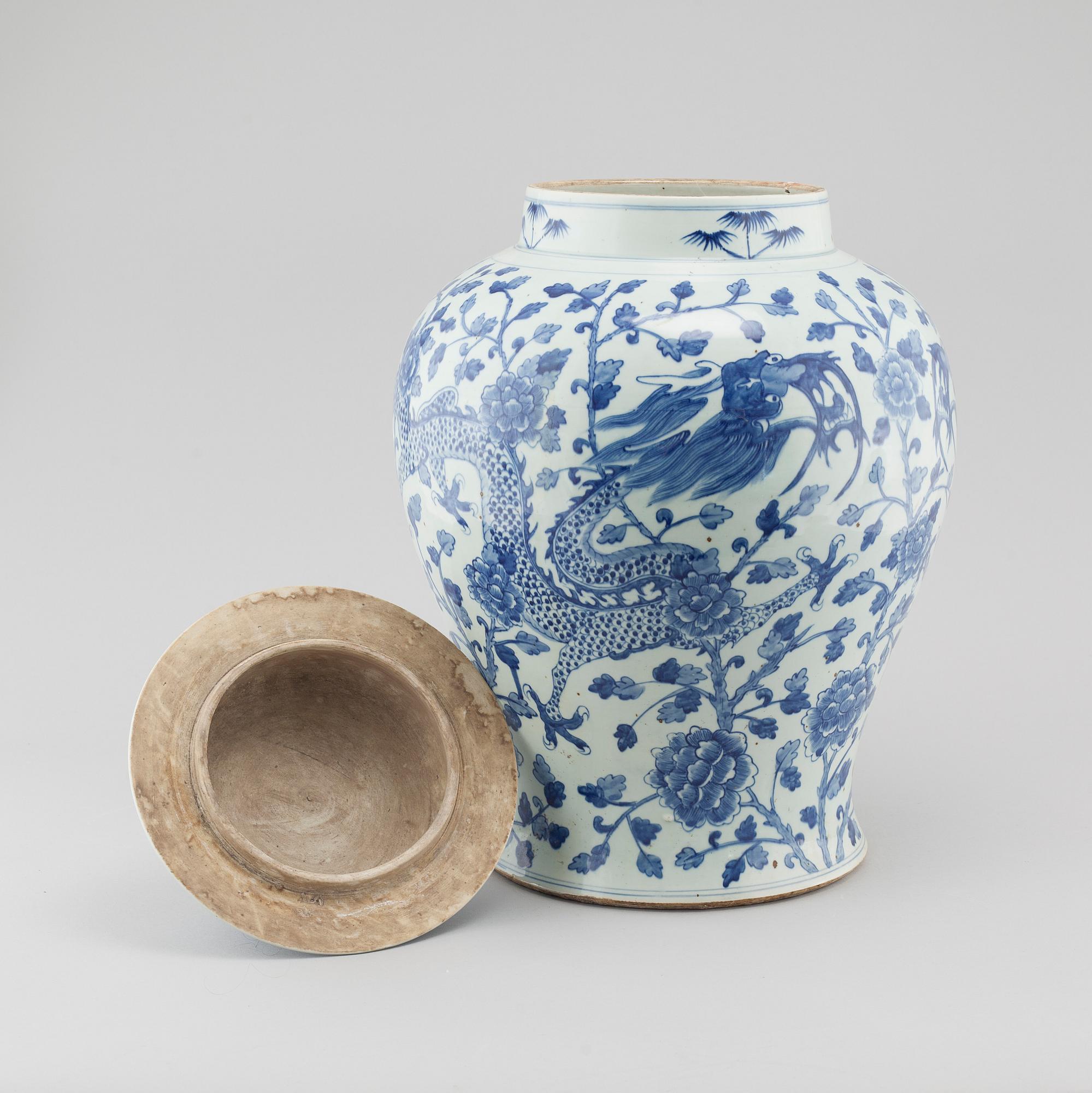 A Chinese porcelain urn from around year 1900.