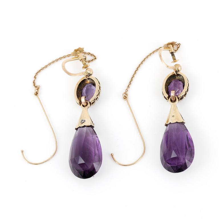 ÖRHÄNGEN, ett par, med fasetterade ametister och rosenslipade diamanter, 1900-talets andra hälft .