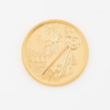 Commemorative coin, Stockholm Palace 250 years. 21.6k gold, 900/1000 fineness, denomination 2000 SEK.
