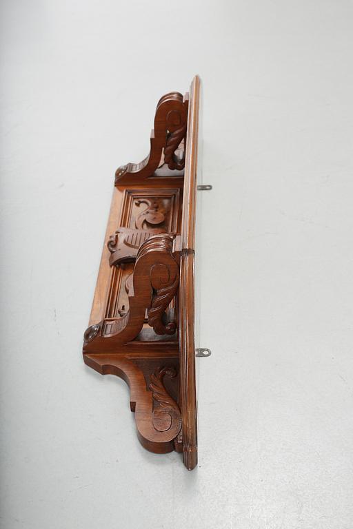 VÄGGHYLLA, nyrenässans. 1800-talets slut.