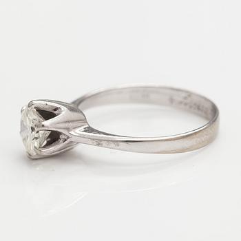 A 14K white gold ring with a ca. 0.98 ct diamond.