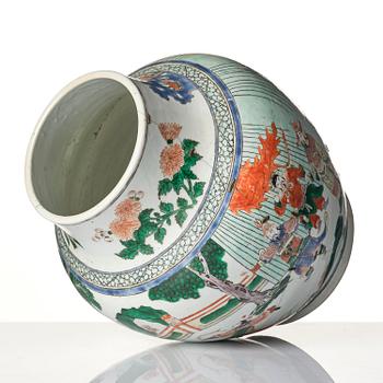 A famille verte decorated jar, early Kangxi, 17th century.