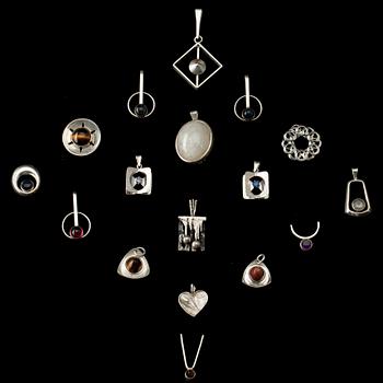 HÄNGEN, 17 st. silver med olika stenar, finska stämplar, 1900-talets senare hälft.