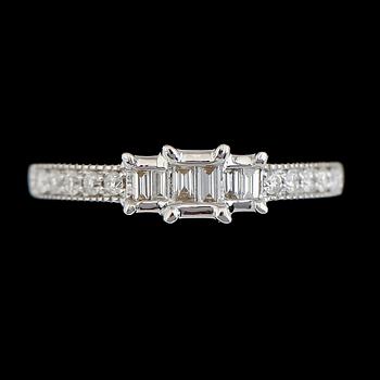 RING, 10K vitguld, baguett- och briljantslipade diamanter tot ca 0.48 ct. Vikt ca 2 g.