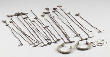 PARTI PRIMITIVA MYNT, metall, c:a 25 delar.