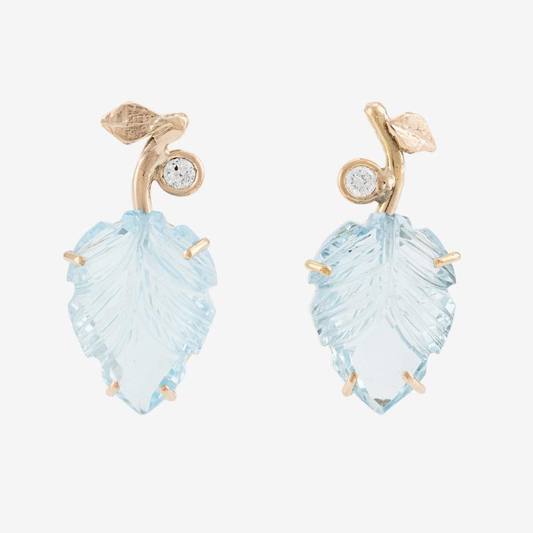 Örhängen med skuren blå topas i form av löv och briljantslipade diamanter.
