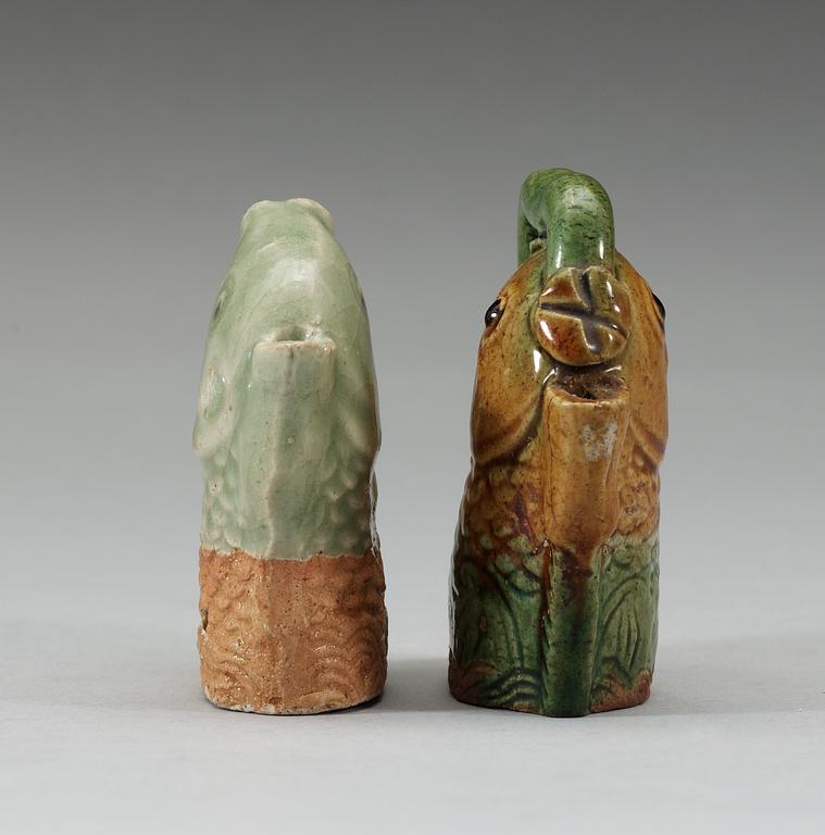 VATTENDROPPARE, två stycken, keramik. Qing dynastin, Kangxi (1662-1722).