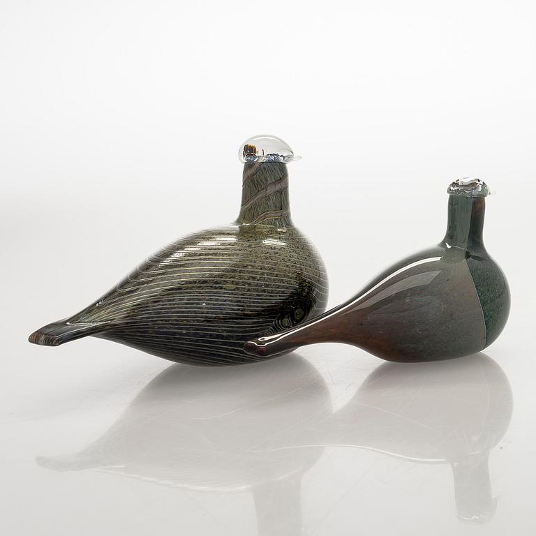 Oiva Toikka, Two glass birds, signed O. Toikka Nuutajärvi.