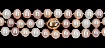 366. Ole Lynggaard, NECKLACE, Ole Lyngaard, pink Chinese fresh water pearls, app. 10 mm, clasp in gold with brilliant cut diamond, app. 0.03 cts.