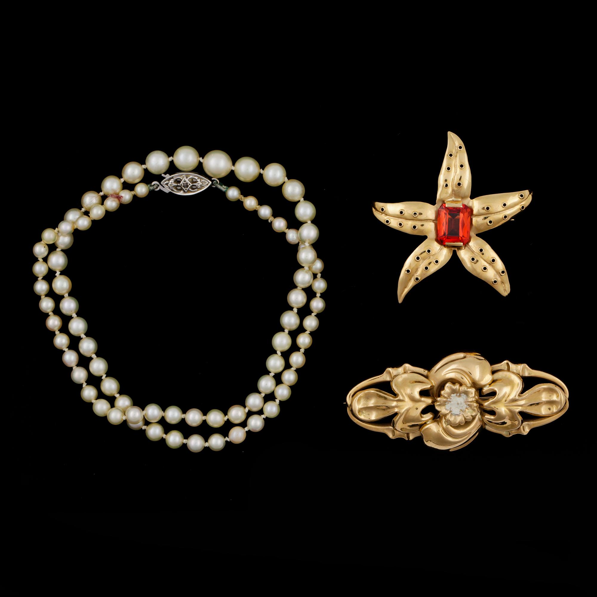 PARTI SMYCKEN, 2+1 delar, 18k guld och odlade saltvattenspärlor. Vikt guld 12,2g.