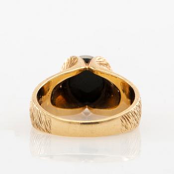 Ring 18K gold with an opal triplet.