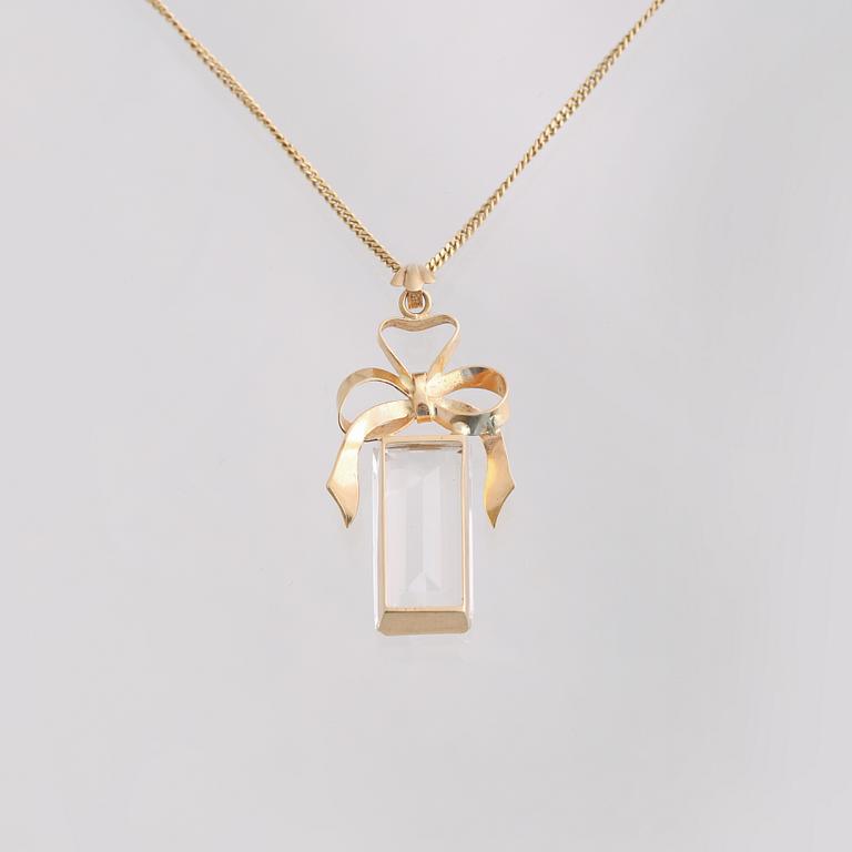 HÄNGE, 18K guld med baguettslipad bergkristall, H Svedbom, Vetlanda. Vikt 9,3 gram.