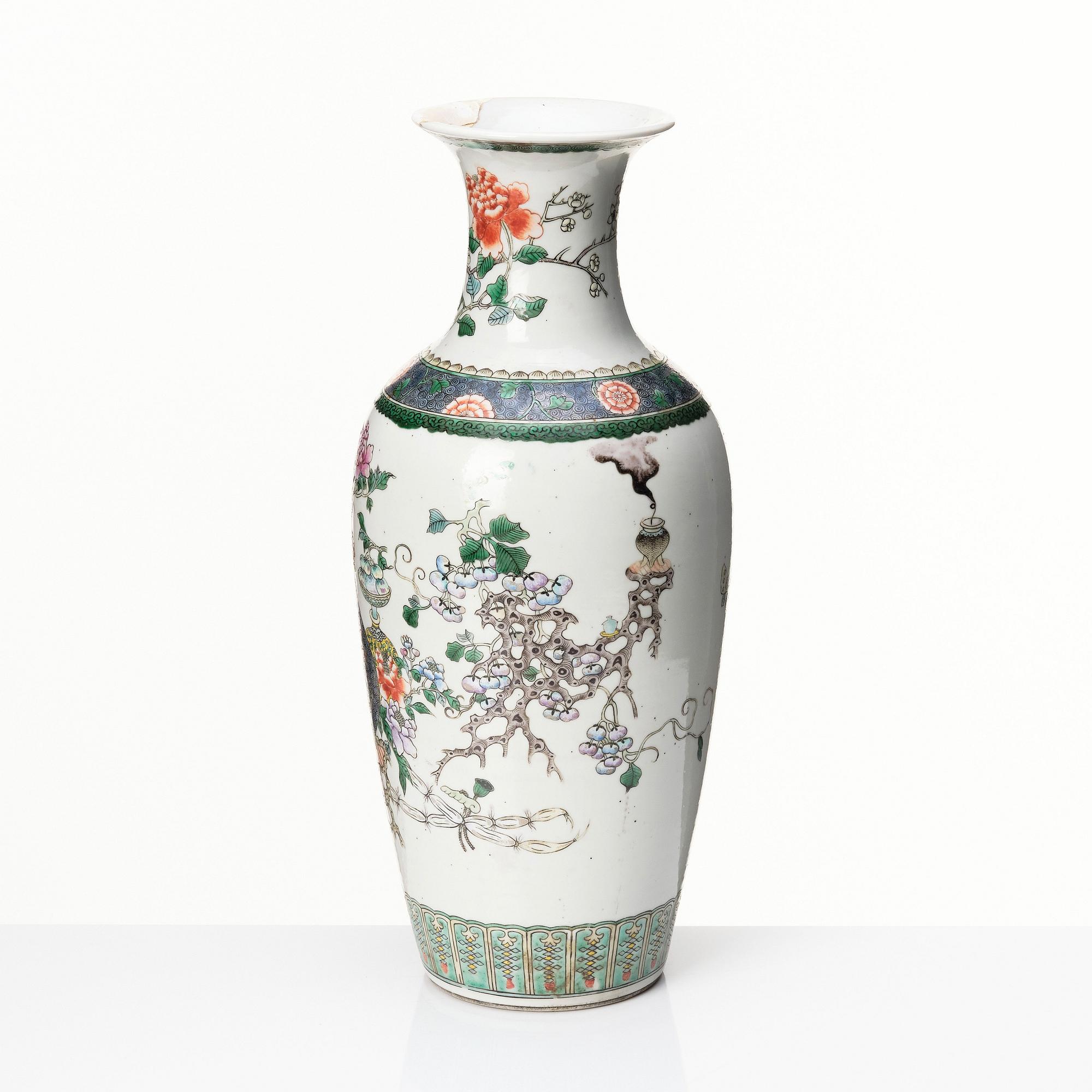 A Chinese famille rose vase, Qing dynasty, 19th Century.