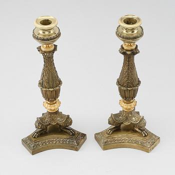 LJUSSTAKAR, 2 st, patinerad brons, senempire, 1800-talets första hälft.