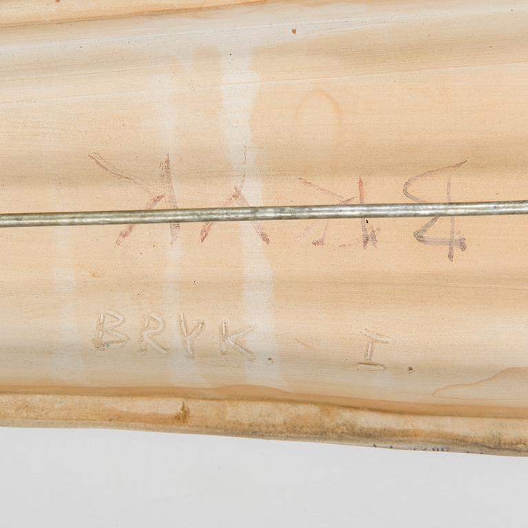 Rut Bryk, reliefi, signeerattu BRYK.