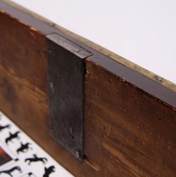 BYRÅ. Sengustaviansk omkring år 1800.