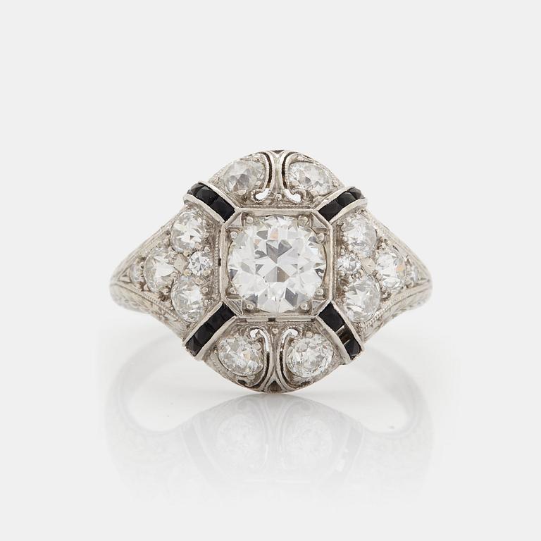 Ring platina med en gammalslipad diamant vikt ca 0.80 ct kvalitet ca H/I i.