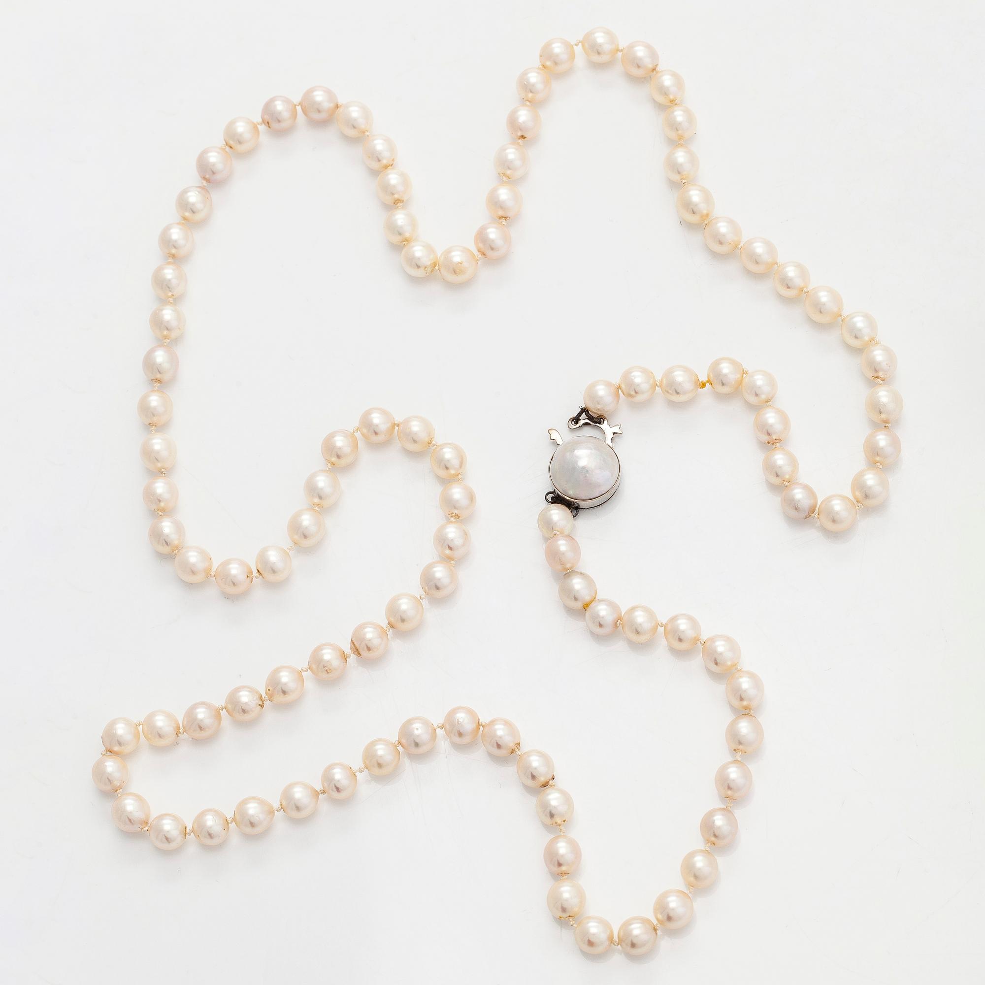 Helminauha, japanilaiset barokkihelmet, lukko 18K valkokultaa.