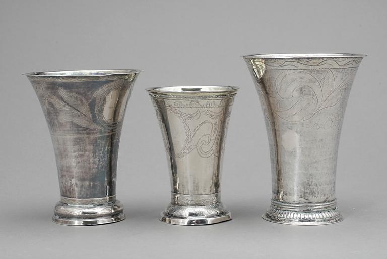 BÄGARE, 3 st, silver, bland annat Anders Hjulström, Köping, 1810. Total vikt ca 251g.
