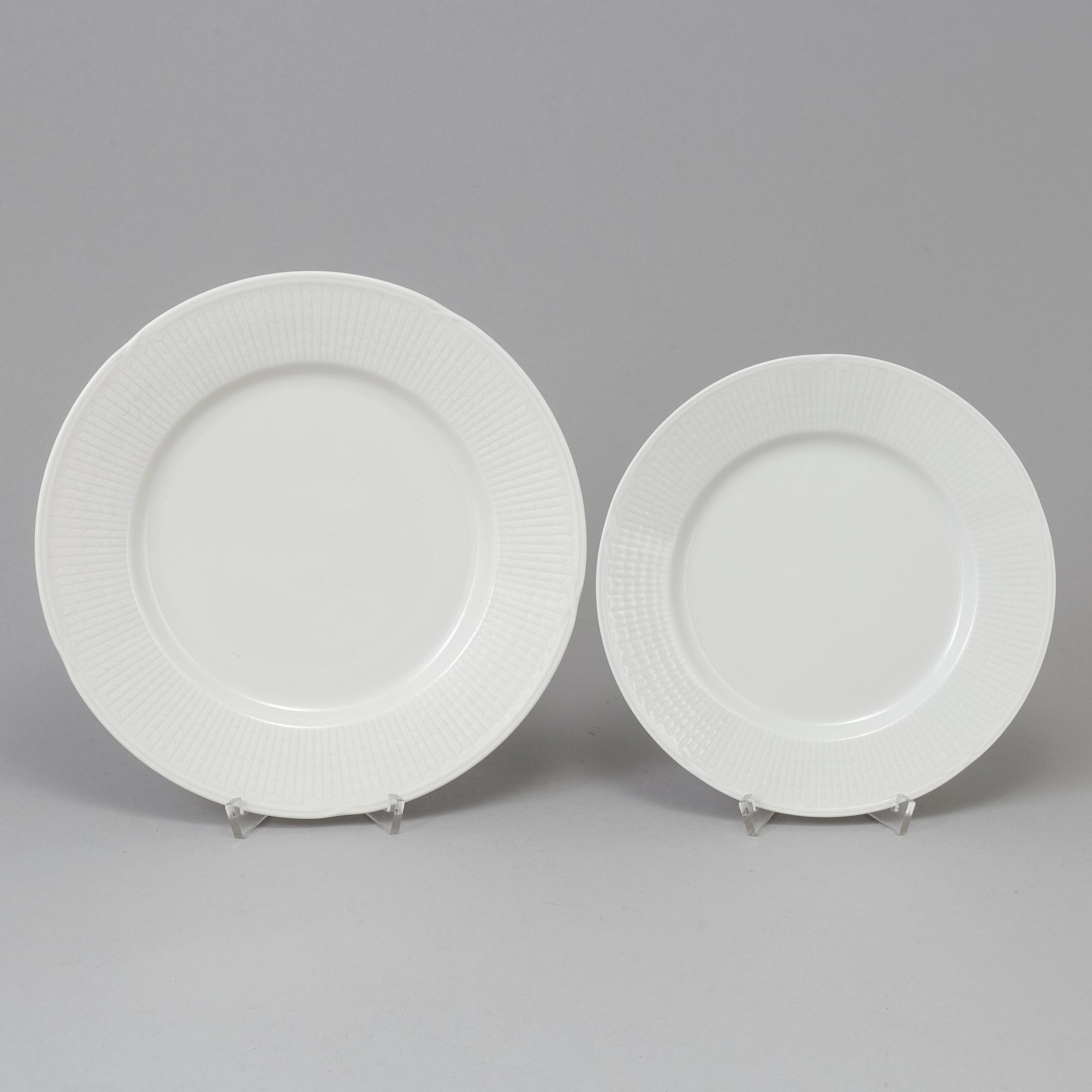 MATSERVISDELAR, 64 st, "Magnolia", porslin, design Louise Adelborg, Rörstrand.