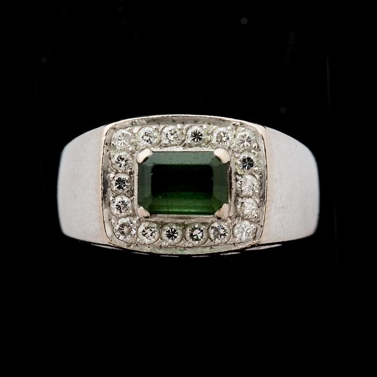 RING, 18 k vitguld med fasettslipad grön sten troligen peridot,samt diamanter ca 0,28 ct enligt gravyr.