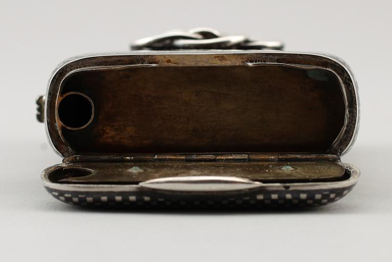CIGARETTETUI, silver, 1900-talets första hälft. Vikt ca 127 g.