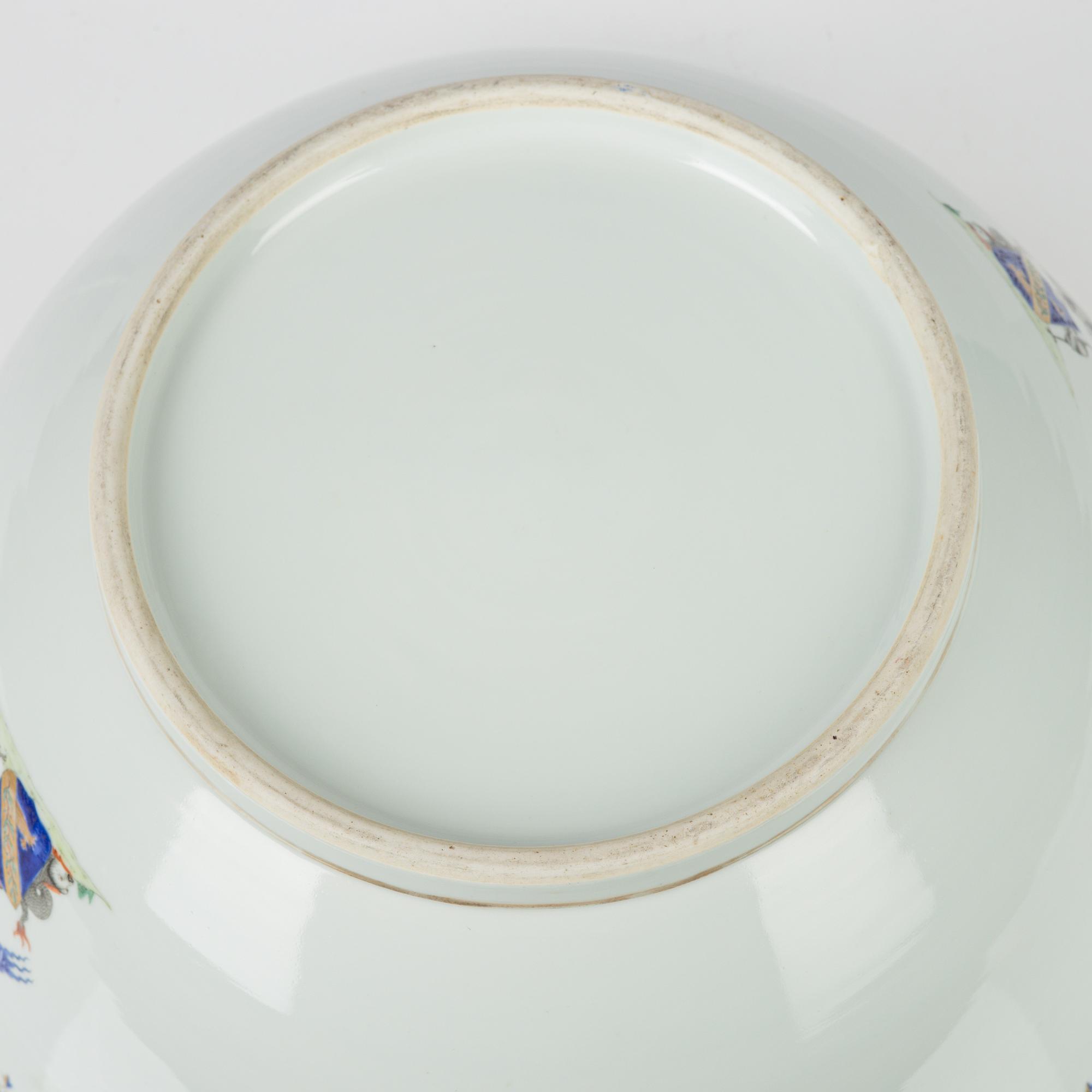 A Chinese armorial punch bowl with the Swedish arms of Wirsén, circa 1900.