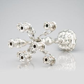Hermann Julius Wilm, kandelabrar, silver 750, ett par, Louis XV-stil, Berlin, omkring år 1900.
