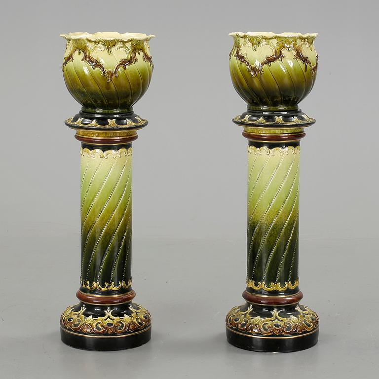 PIEDESTALER med URNOR, ett par, majolika, jugend, omkring 1900.