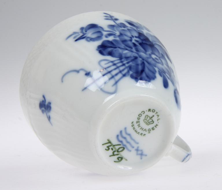 MATSERVIS samt KAFFESERVIS, 102 delar, porslin, "Blå blomst", Kongl Dansk.