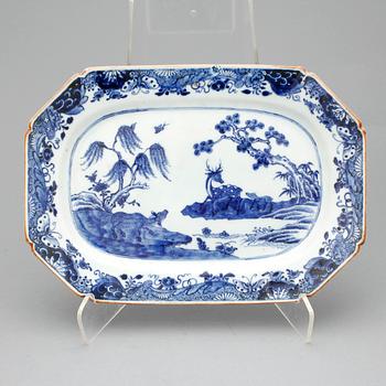 STEKFAT, porslin, Kina, Qing dynastin Qianlong, (1735-1796).