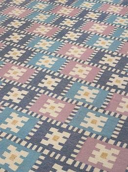 Sigvard Bernadotte, a carpet, "Vitsippa", flat weave, 846 x 395,5 cm, signed SB.