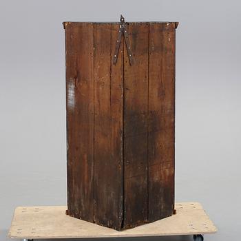 HÖRNSKÅP/HÄNGSKÅP, allmoge, Skåne, bär datering 1832.
