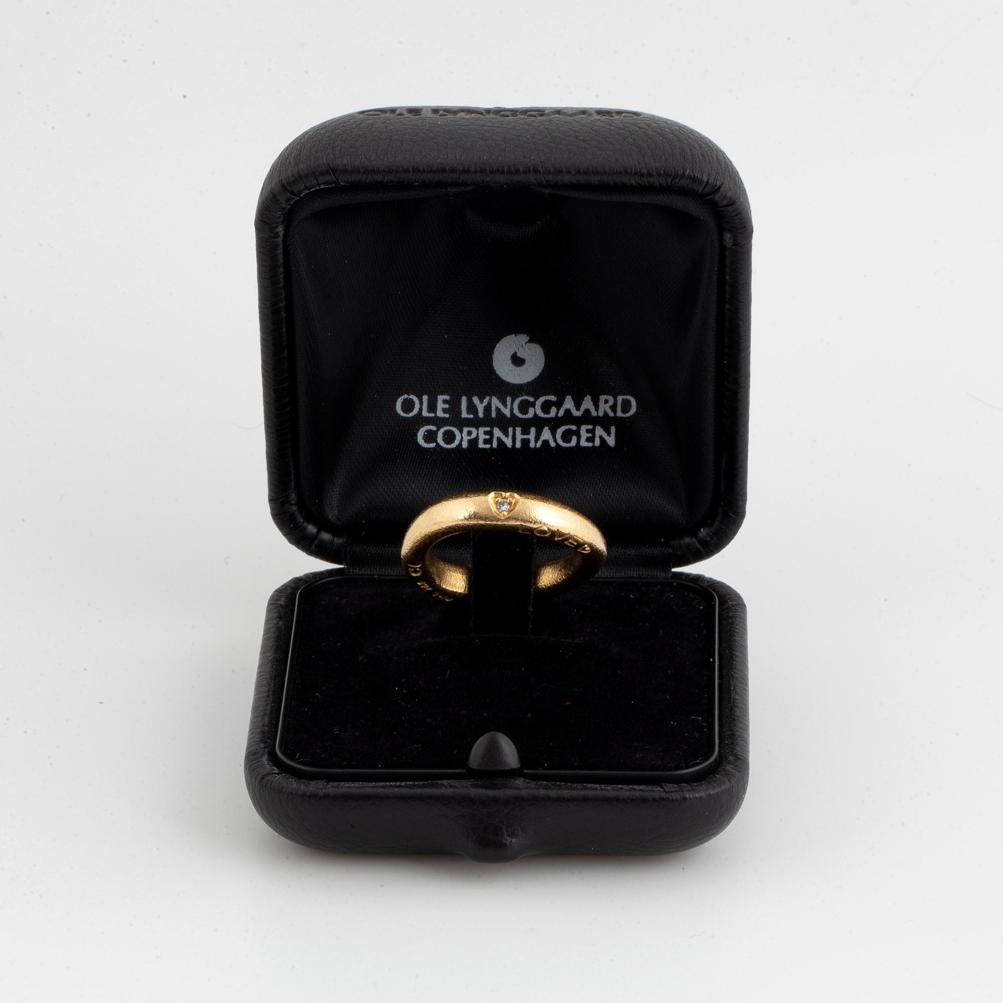 An 18K gold Ole Lynggaard ring set with a round brilliant-cut diamond.