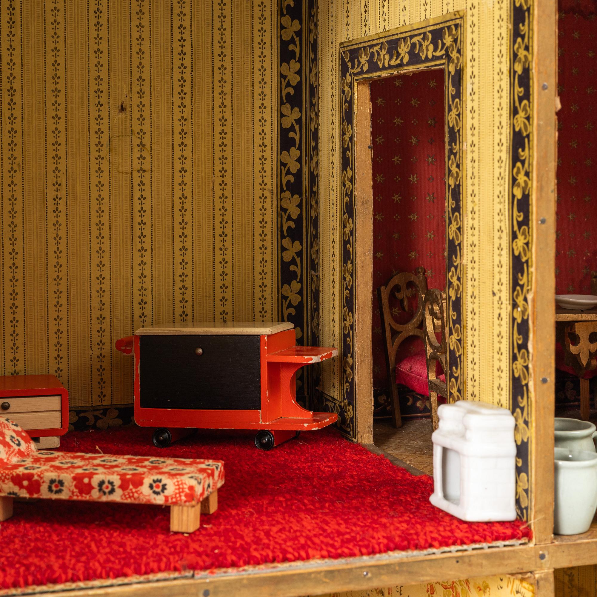 Dockskåp med dockskåpsmöbler samt tillbehör, bl a Berit Bergström, Nolbyn, Värmländskt Hantverk, 1940-/50-tal.