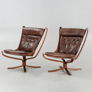 A pair of "Falcon" chairs and one table, desigend by Sigurd Resell for Vatne Lenestolfabrikk, in production from 1971.